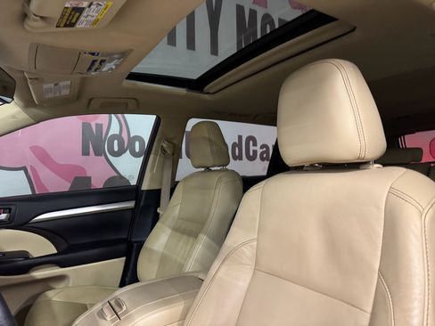 Used 2019 Toyota Highlander XLE image 18