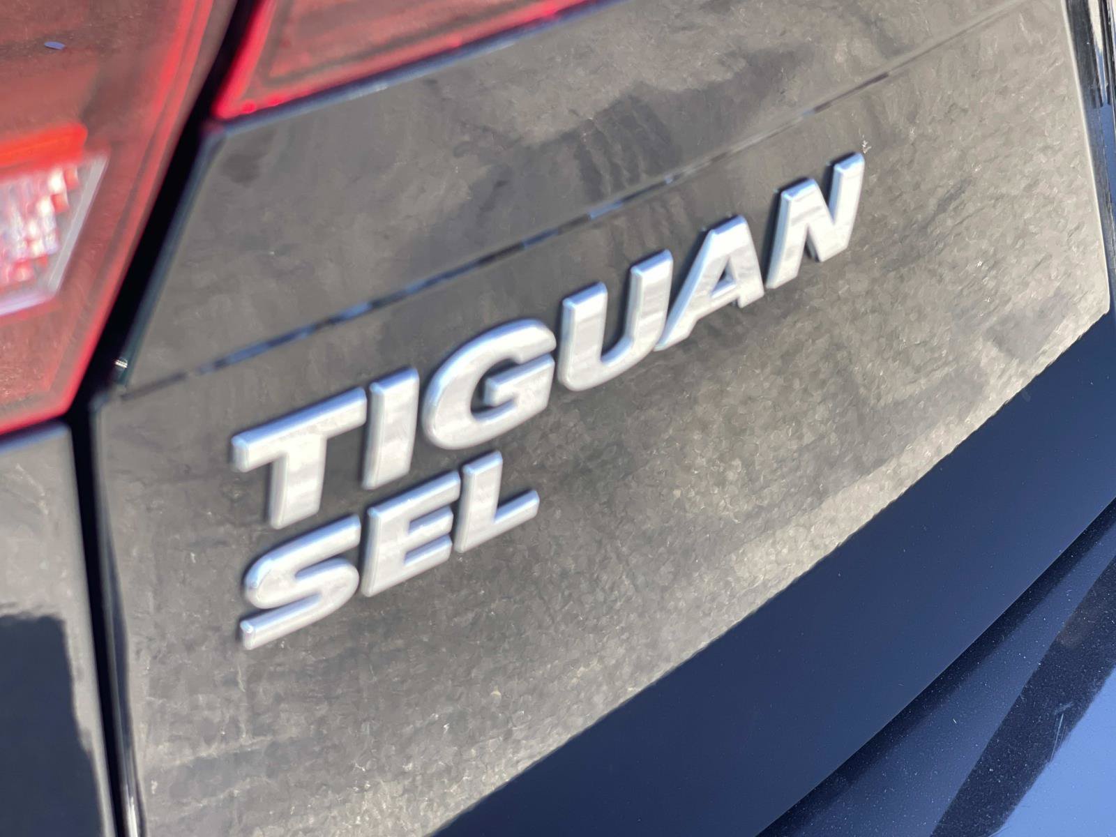 Used 2018 Volkswagen Tiguan SEL w/ R-Line Package FWD image 6