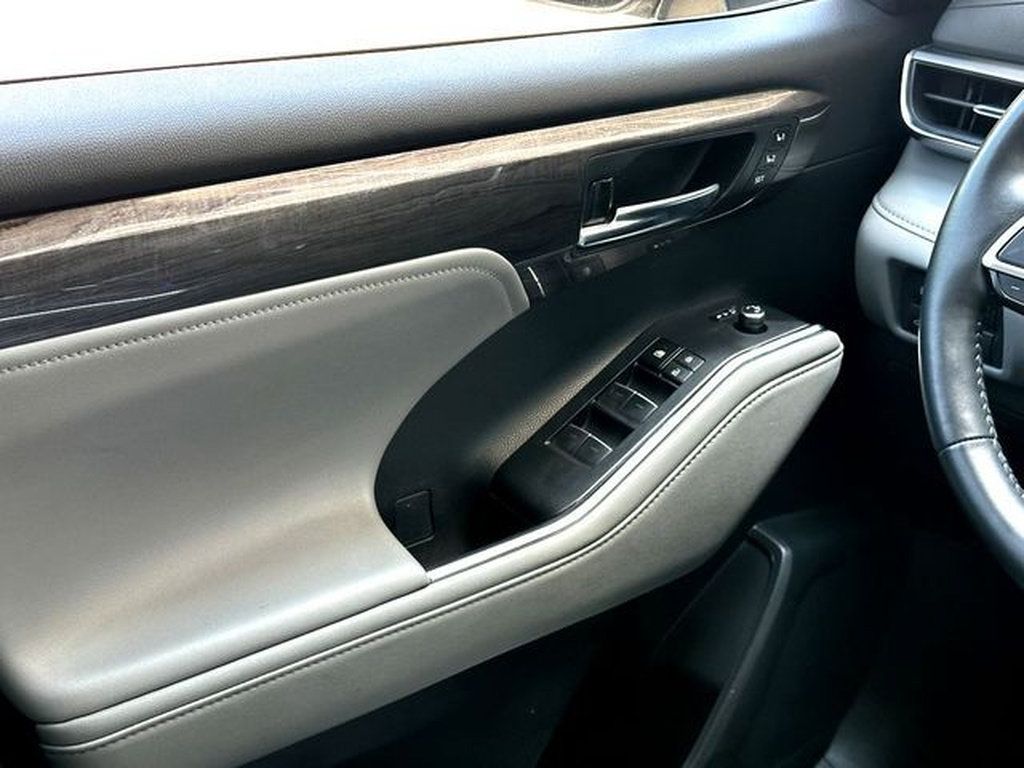 Used 2023 Toyota Highlander Limited FWD image 28