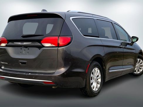 Used 2019 Chrysler Pacifica Touring-L image 5