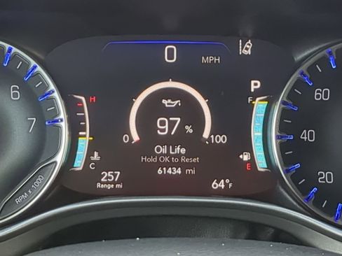 Used 2023 Chrysler Pacifica Touring-L image 21