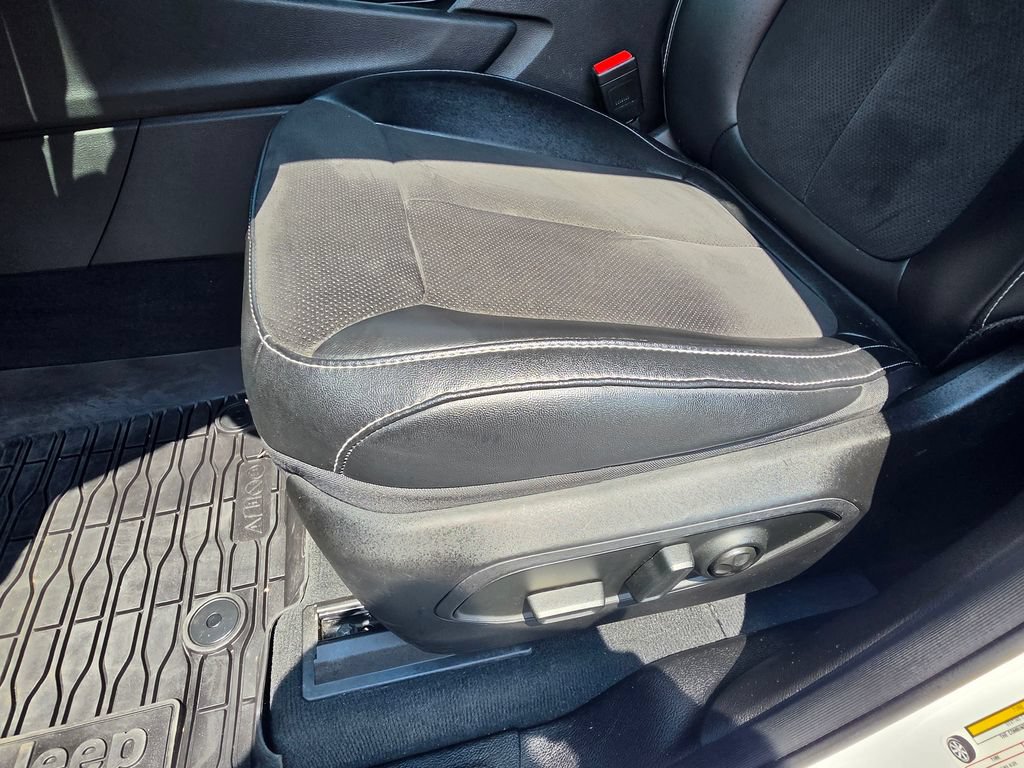 Used 2023 Jeep Grand Cherokee Altitude RWD image 16