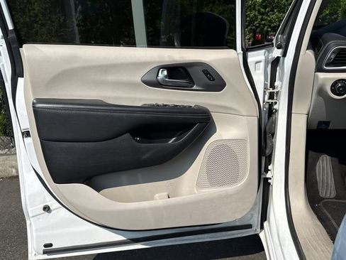 Used 2023 Chrysler Pacifica Touring-L FWD image 15