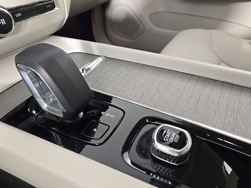 Certified 2025 Volvo XC60 T8 Plus w/ Protection Package Premier image 24