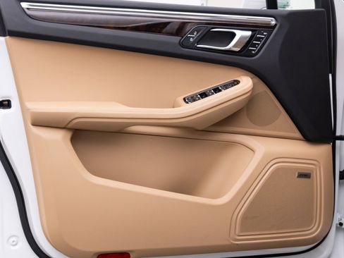 Certified 2025 Porsche Macan image 14