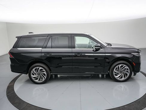 Used 2025 Lincoln Navigator Reserve AWD/4WD image 3