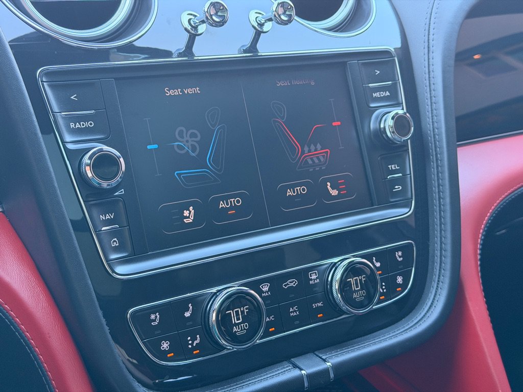 Used 2018 Bentley Bentayga AWD/4WD image 16