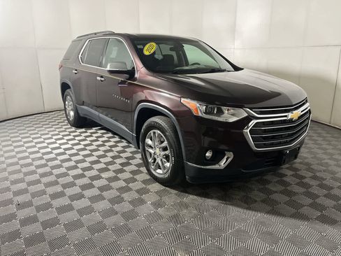Used 2020 Chevrolet Traverse LT image 2