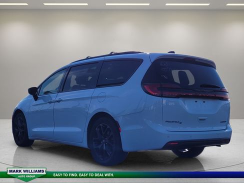 Used 2025 Chrysler Pacifica Limited FWD image 6