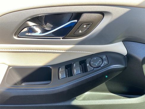 Used 2022 Chevrolet Traverse LT image 23