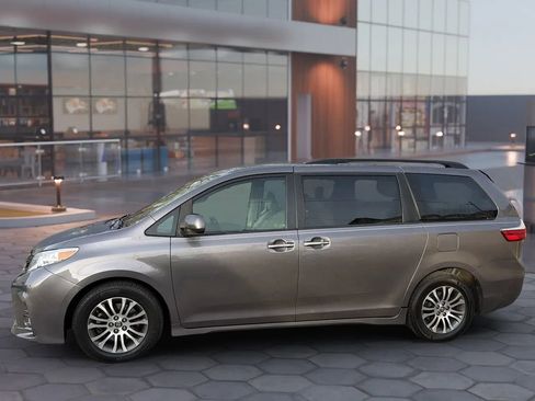 Used 2019 Toyota Sienna XLE Premium image 3