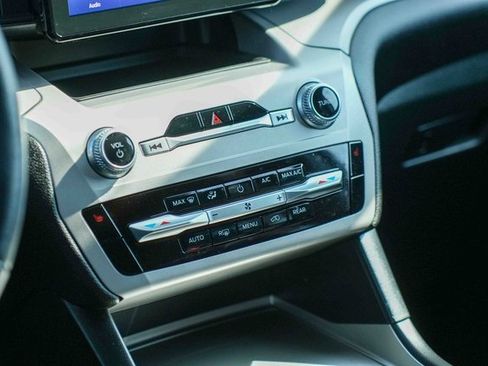 Used 2023 Ford Explorer XLT image 27