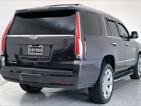 Used 2017 Cadillac Escalade Luxury AWD/4WD image 2