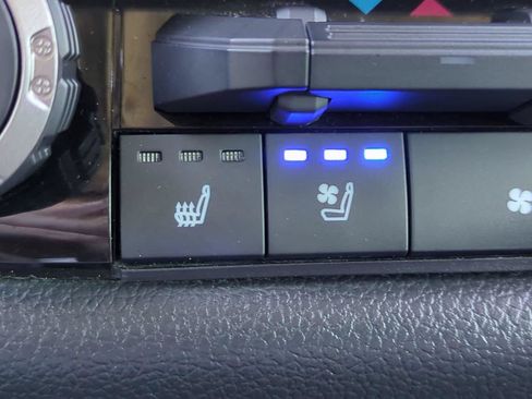 Used 2024 Toyota Tundra Limited AWD/4WD image 23