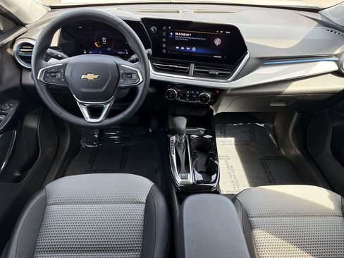 Used 2025 Chevrolet Trax LT w/ Driver Confidence Package FWD image 2