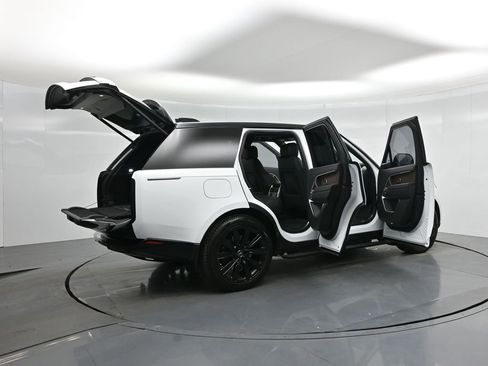 Used 2025 Land Rover Range Rover SE image 4