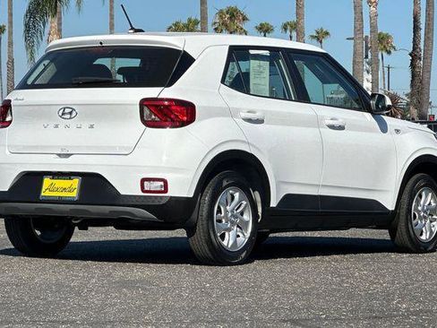 Certified 2026 Hyundai Venue SE FWD image 4