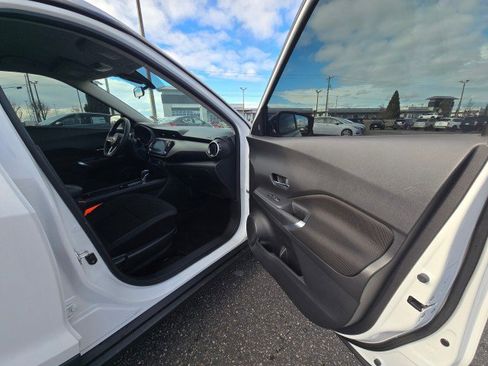 Used 2022 Nissan Kicks SV image 11