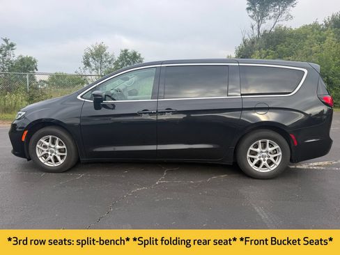 Used 2023 Chrysler Pacifica Touring-L FWD image 10