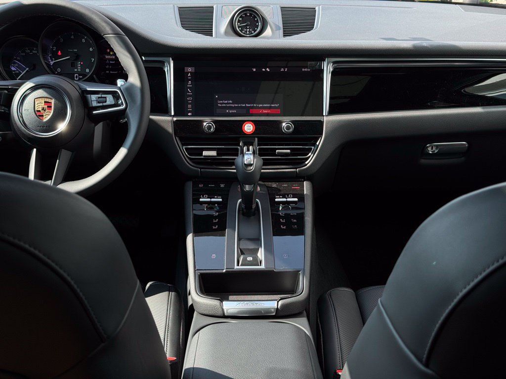 Certified 2025 Porsche Macan AWD/4WD image 35
