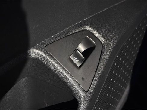 Certified 2025 Volkswagen Jetta SE w/ Sunroof Package image 9