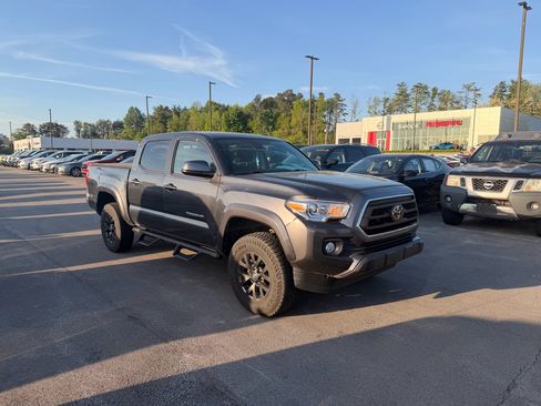 Used 2021 Toyota Tacoma SR5 AWD/4WD image 3
