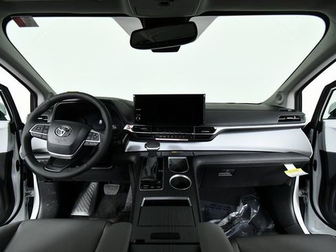 New 2026 Toyota Sienna XLE image 18