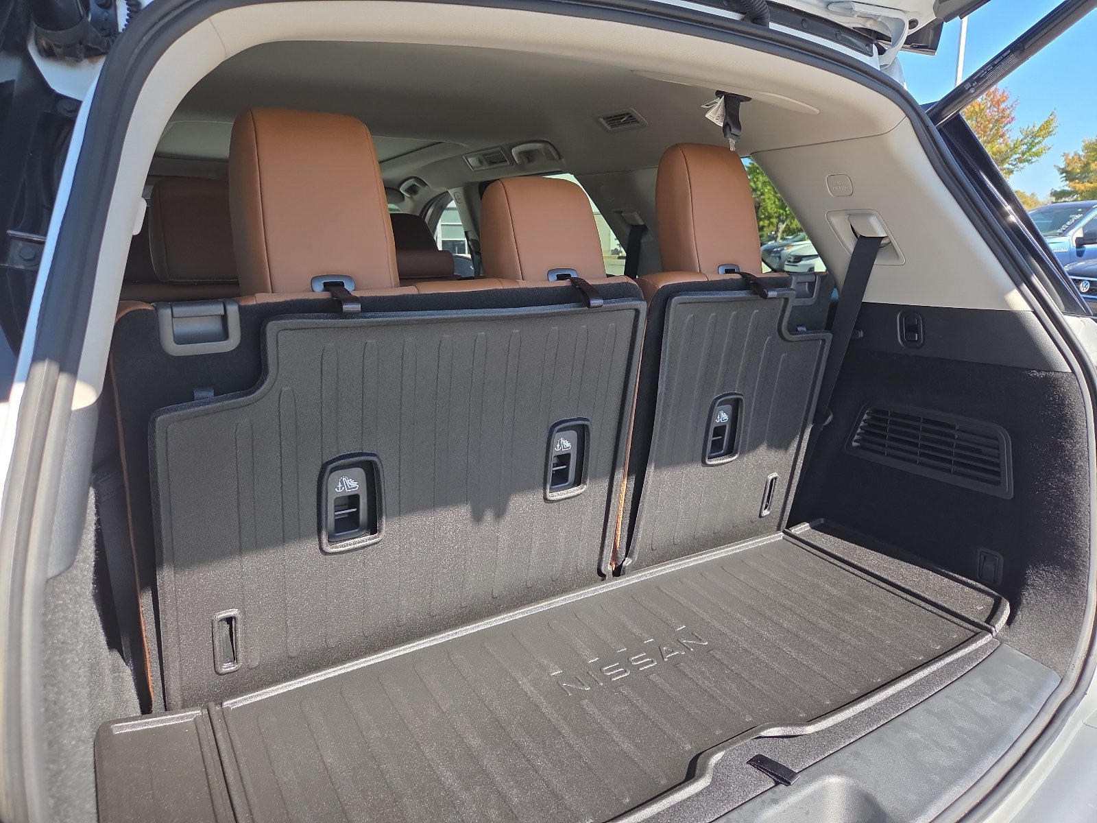Used 2025 Nissan Pathfinder Platinum w/ Cargo Package AWD/4WD image 9