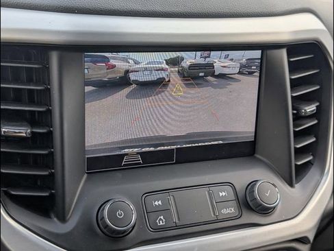 Used 2023 GMC Acadia SLE w/ Driver Convenience Package FWD image 13