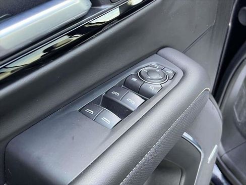 Used 2025 Chevrolet Suburban Premier image 16