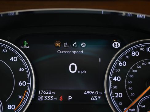 Used 2020 Bentley Bentayga Plug-In Hybrid image 32