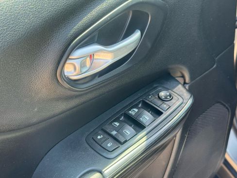 Used 2016 Jeep Cherokee Limited FWD image 19