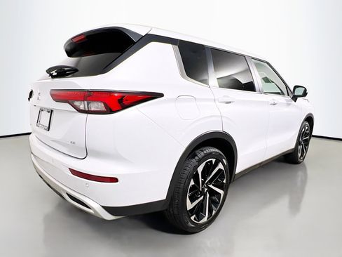 Used 2024 Mitsubishi Outlander SE image 4