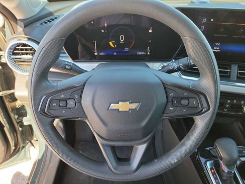 Used 2025 Chevrolet Trax LT FWD image 19