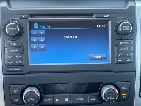 Used 2018 Nissan Titan SV w/ SV Convenience Package image 18