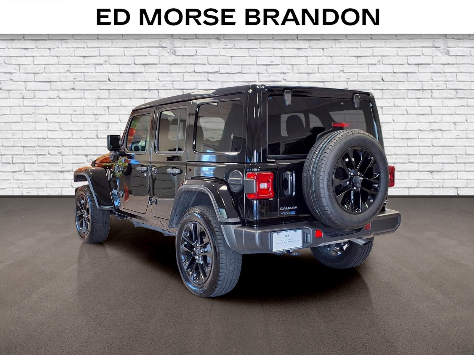 Used 2025 Jeep Wrangler Unlimited Sahara w/ Safety Group AWD/4WD image 3