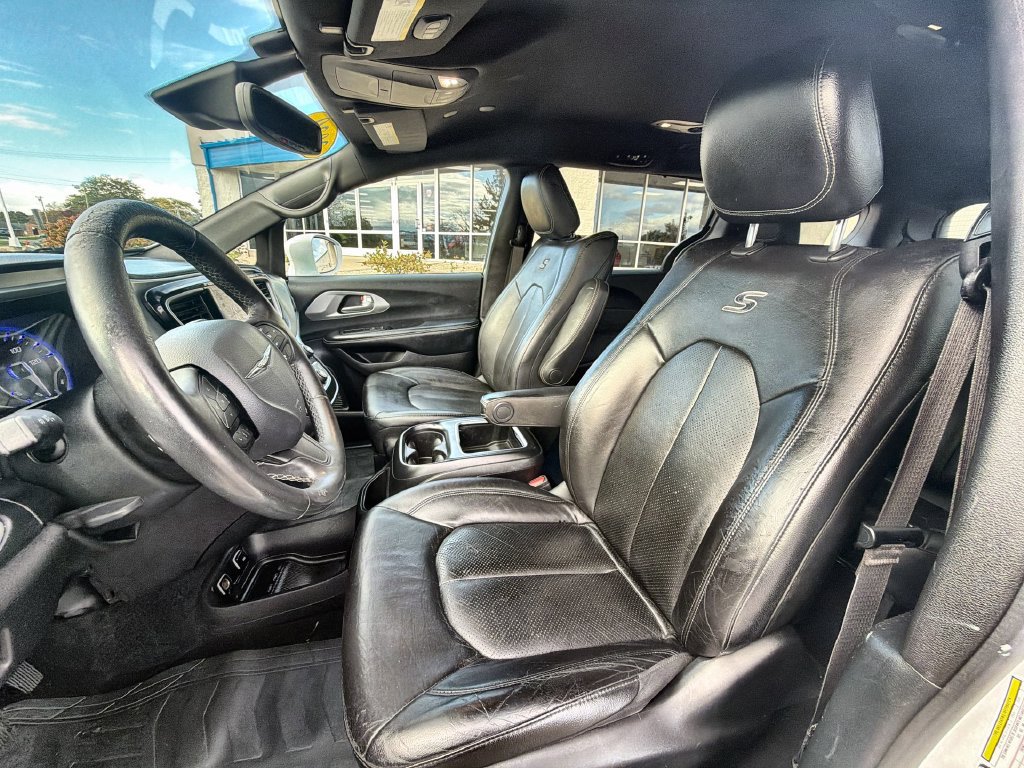 Used 2020 Chrysler Pacifica Touring-L Plus w/ Advanced Safetytec Group FWD image 13