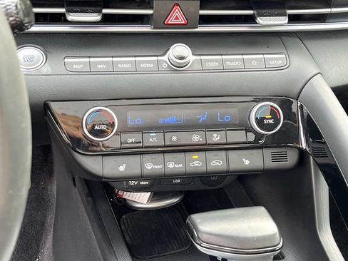 Used 2025 Hyundai Elantra SEL FWD image 29