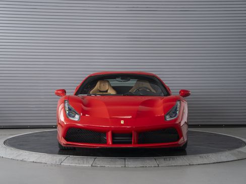 Used 2018 Ferrari 488 GTB RWD image 8