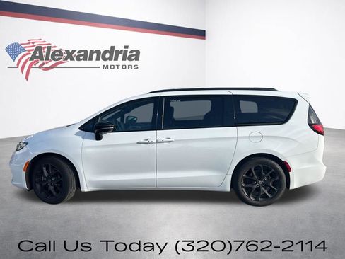 Used 2025 Chrysler Pacifica Limited image 10