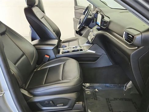 Used 2022 Ford Explorer XLT w/ Equipment Group 202A AWD/4WD image 36