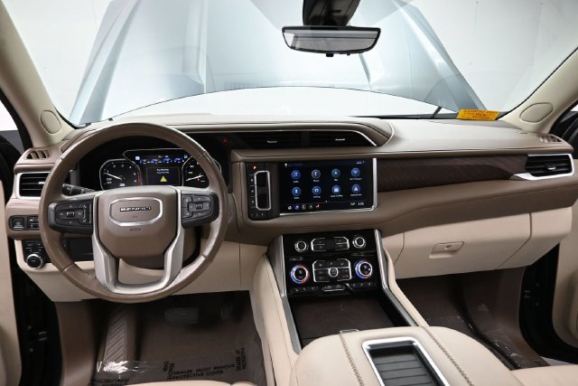Used 2021 GMC Yukon XL Denali w/ Denali Premium Package AWD/4WD image 17