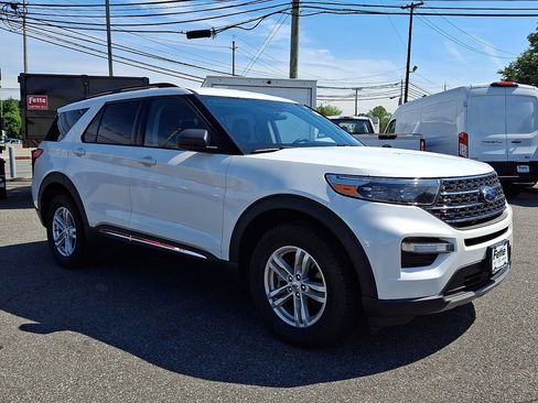 Certified 2023 Ford Explorer XLT w/ Equipment Group 202A AWD/4WD image 3