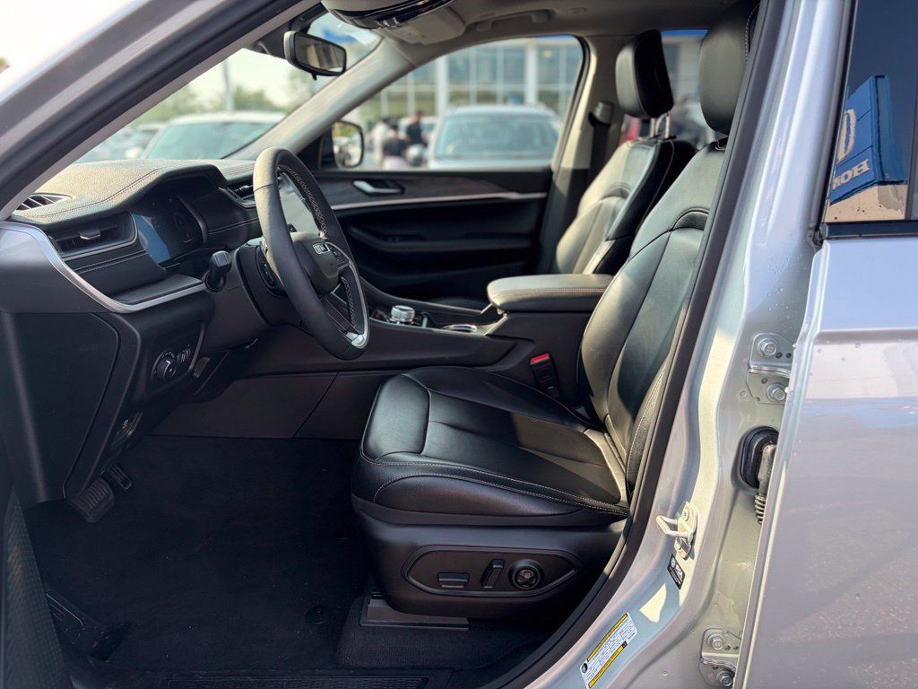 Used 2024 Jeep Grand Cherokee L Limited AWD/4WD image 24