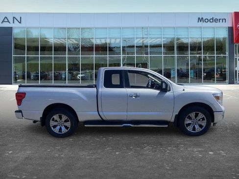 Used 2018 Nissan Titan SV w/ SV Convenience Package image 5