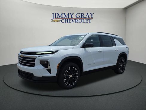 New 2026 Chevrolet Traverse LT w/ Sun and Wheel Package FWD image 1