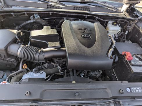 Used 2018 Toyota Tacoma TRD Off-Road w/ Technology Package AWD/4WD image 48