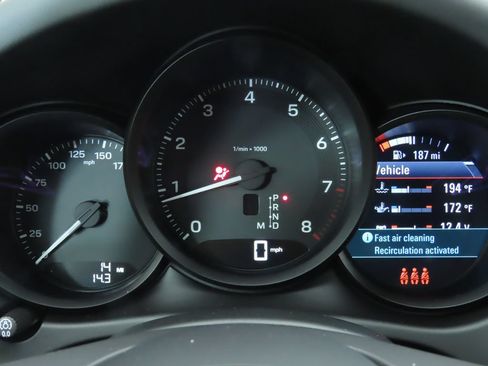Certified 2025 Porsche Macan AWD/4WD image 35