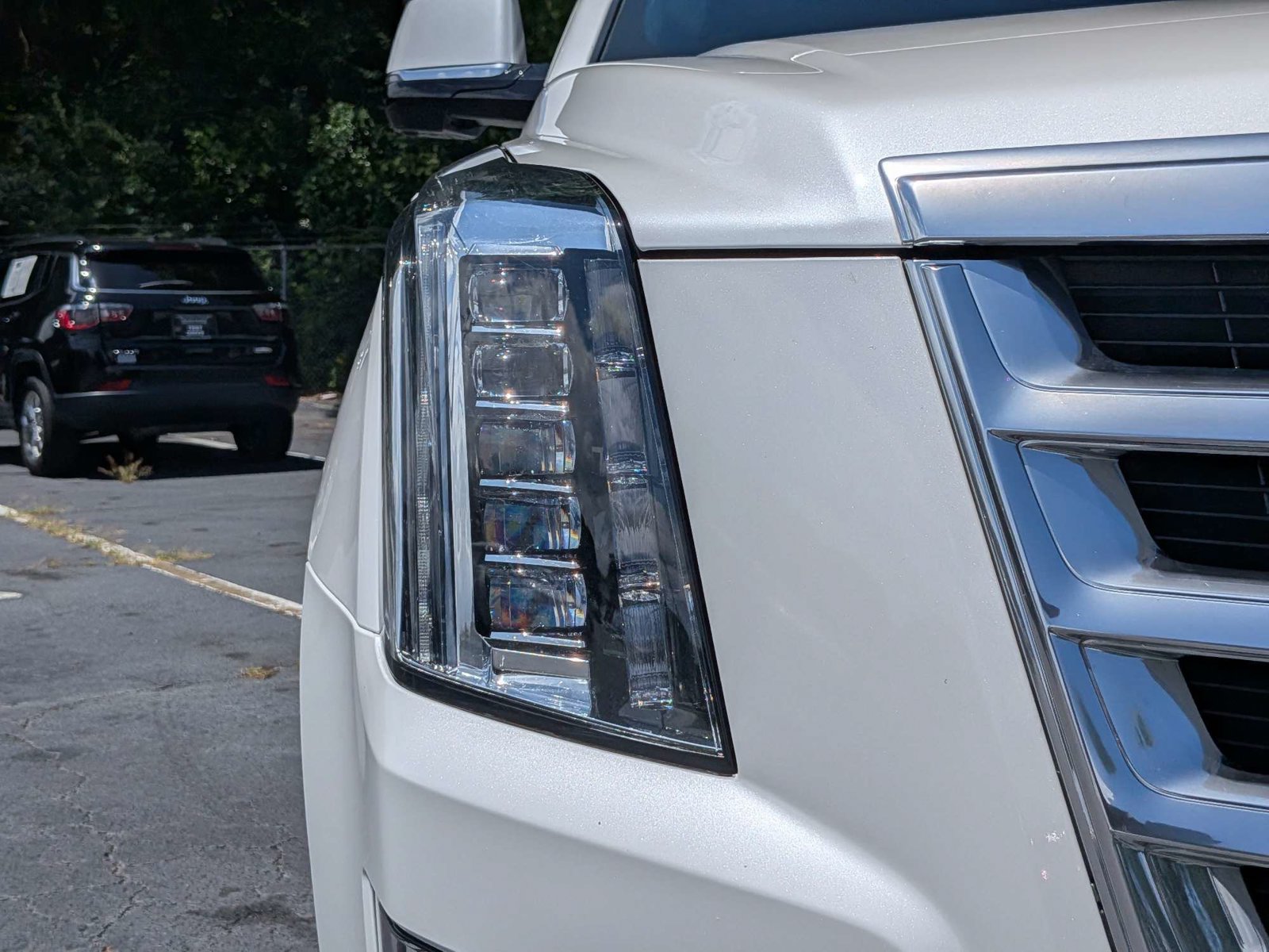 Used 2019 Cadillac Escalade Luxury AWD/4WD image 9