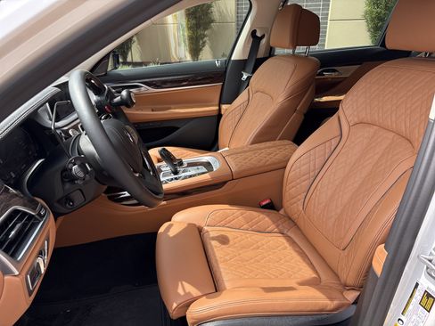 Used 2022 BMW 750i xDrive w/ Luxury Rear Seating Package AWD/4WD image 16